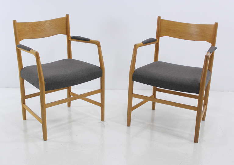 Pair of Danish Modern Oak Side Chairs Designed by Hans Wegner In Excellent Condition For Sale In Portland, OR