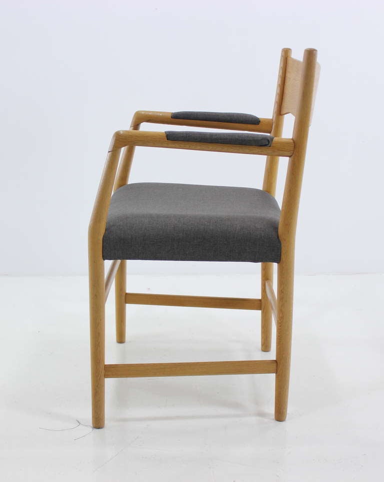20th Century Pair of Danish Modern Oak Side Chairs Designed by Hans Wegner For Sale