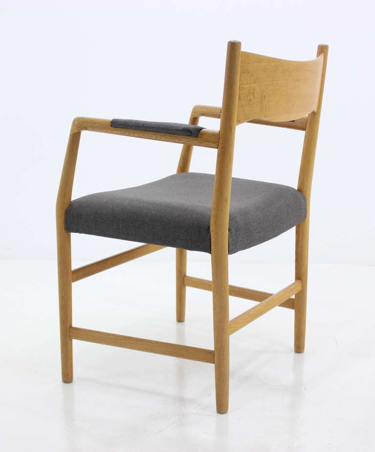 Pair of Danish Modern Oak Side Chairs Designed by Hans Wegner For Sale 1