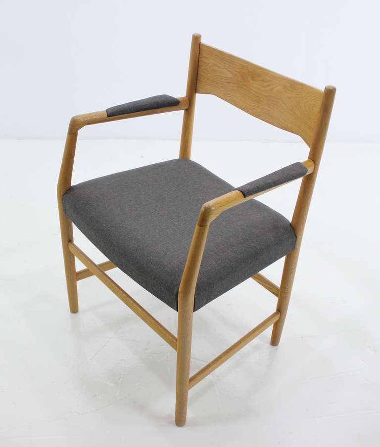 Pair of Danish Modern Oak Side Chairs Designed by Hans Wegner For Sale 2