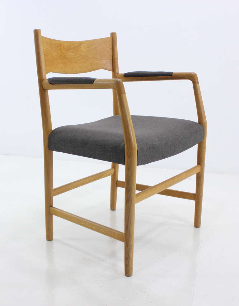 Pair of Danish Modern Oak Side Chairs Designed by Hans Wegner For Sale 3