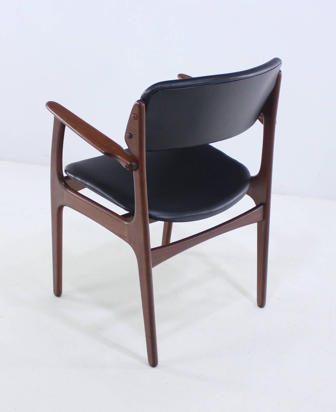 Rare Set of Eight Danish Modern Teak Dining Chairs Designed by Erik Buck For Sale 4