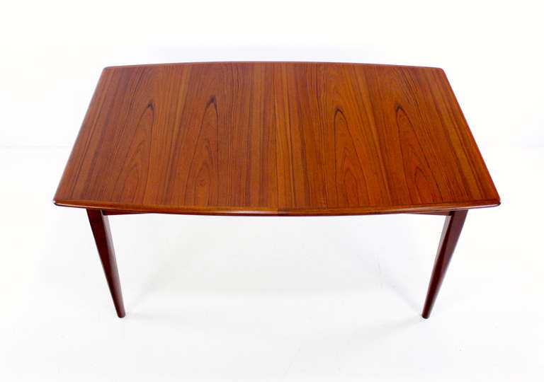 Danish Modern Teak Dining Table w / Butterfly Leaves In Excellent Condition For Sale In Portland, OR