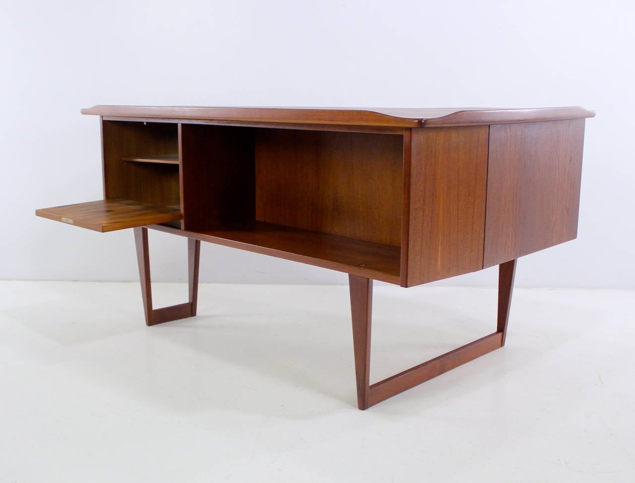 20th Century Danish Modern Teak Executive Desk Designed by Peter Løvig Nielsen For Sale
