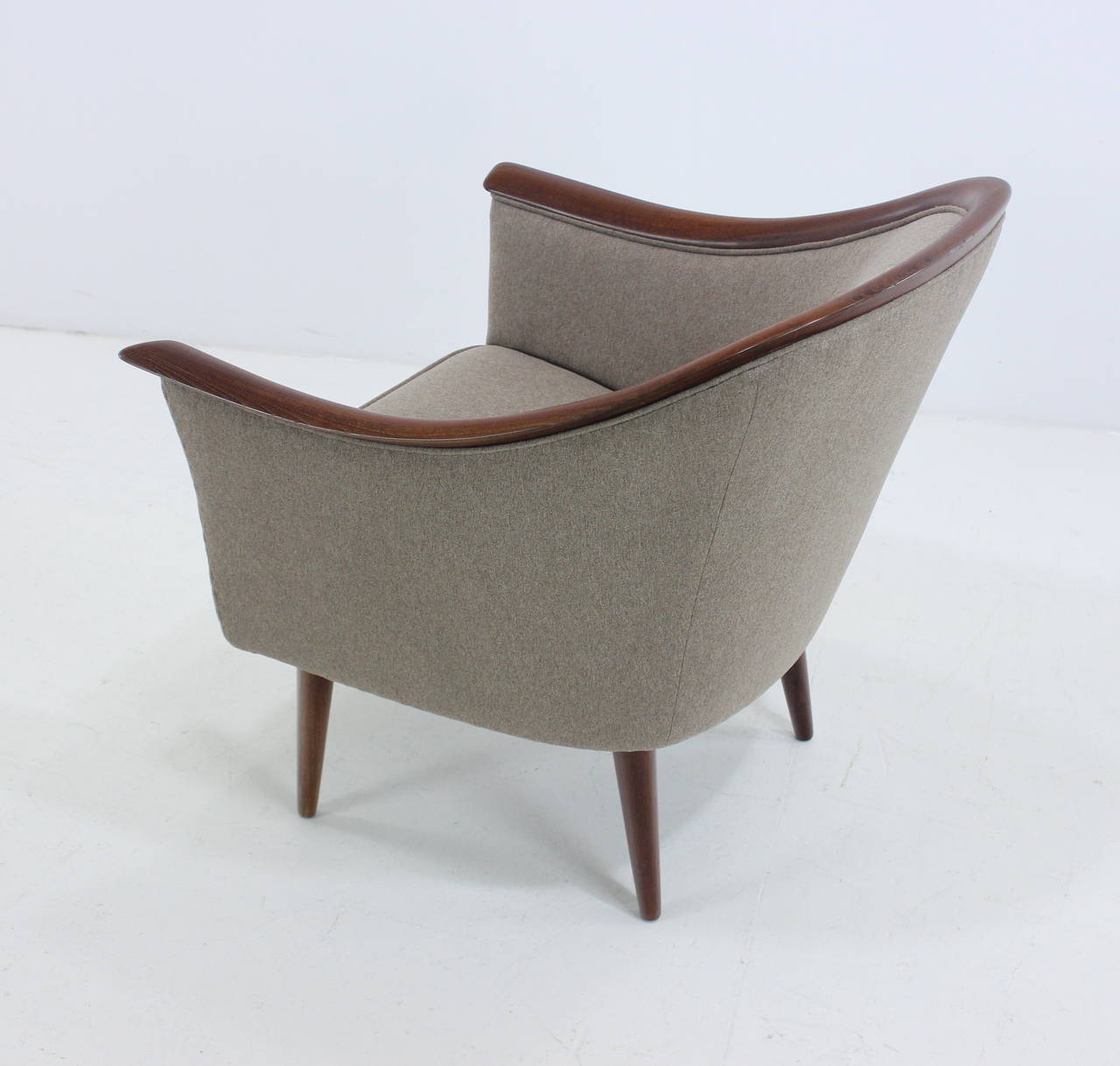 Elegant Scandinavian Modern Sofa and Chair by Vatne Møbler For Sale 2