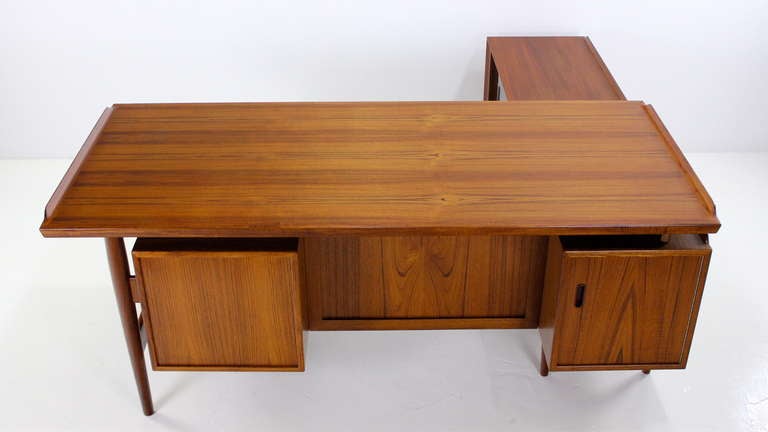 20th Century Exceptional Danish Modern Executive Desk Designed by Arne Vodder For Sale