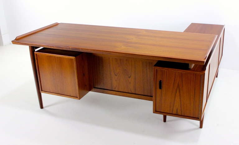 Exceptional Danish Modern Executive Desk Designed by Arne Vodder For Sale 1