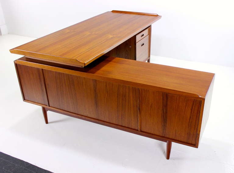 Exceptional Danish Modern Executive Desk Designed by Arne Vodder For Sale 2