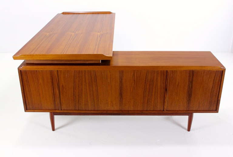 Exceptional Danish Modern Executive Desk Designed by Arne Vodder For Sale 3