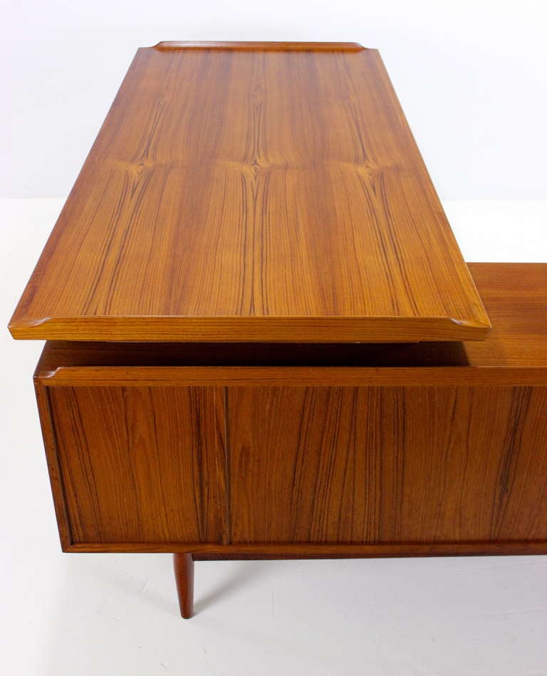 Exceptional Danish Modern Executive Desk Designed by Arne Vodder For Sale 4