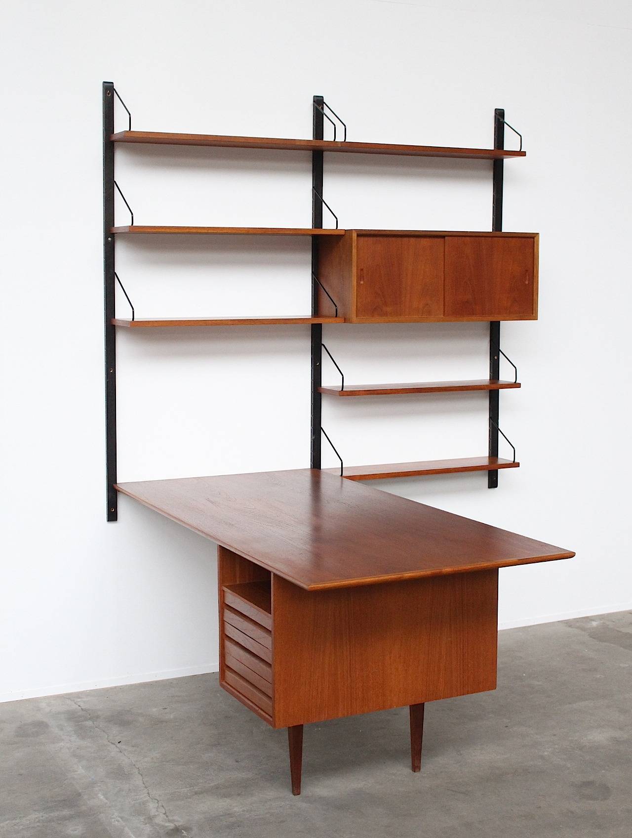Extremely Rare Desk Unit by Poul Cadovius for Royal Systems Copenhagen, Denmark In Good Condition In Amsterdam, NL