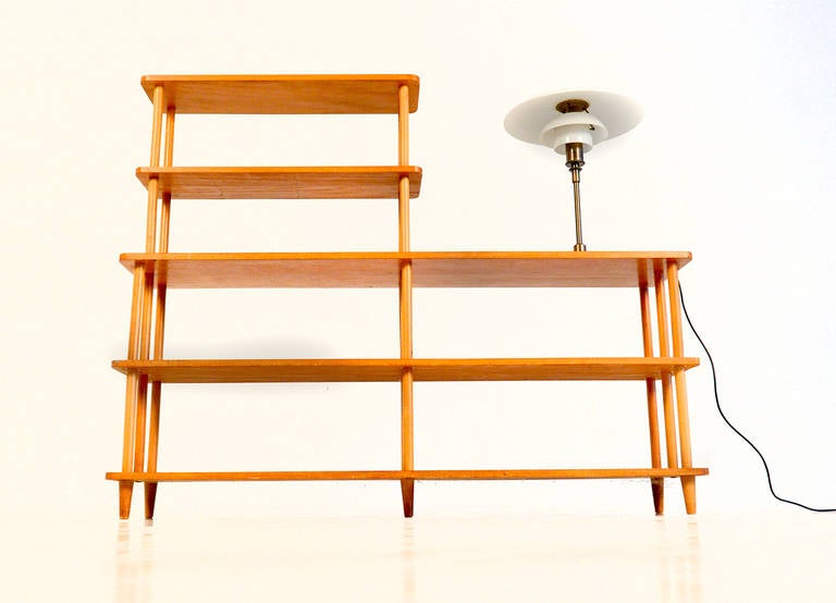 Seltener, extravaganter Holz-Bücherregal.