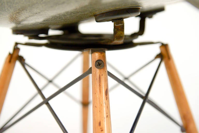 Drehstuhl mit Seilkante Charles Eames PAW Nussbaum Dübelbein (Mitte des 20. Jahrhunderts)