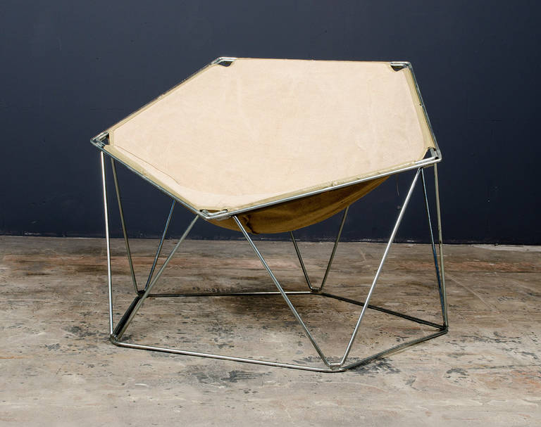 Penta easy chair, designed in 1968.
Designed by Kim Moltzer, Jean-Paul Barray.
Height 68 x 87.5 x 74.5 cm.
Made by Bofinger, Ilsfeld.
Nickel-plated steel rods, light-colored linen.
Foldable (height: 3 cm).
