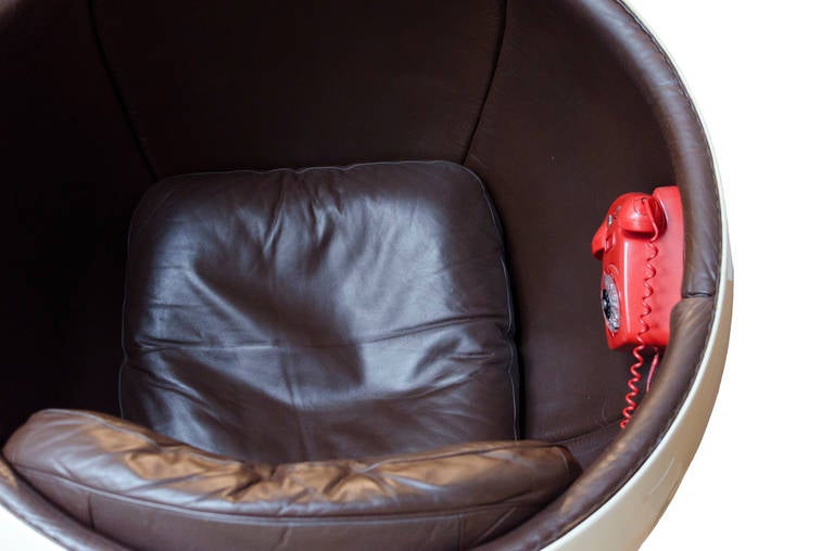 Rare 1st edition Ball chair.
Made by Asko, Finland.
Designed by Eero Aarnio in 1963.
Today they are made by Adelta.
Beige shell & brown leather upholstery.

This one has the Rare Red Ericsson phone inside.
There are only few made with this