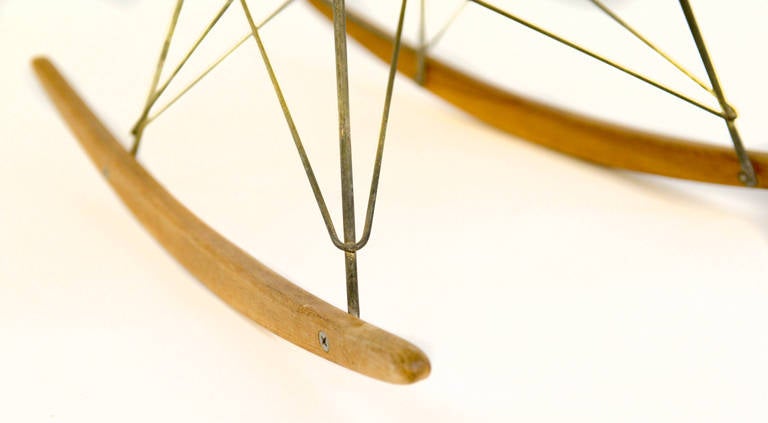 1st generation original very rare rocker chair by Charles Eames for Zenith plastics California.

Collectors item.

Rope edge & remains of original sticker.

This chair has the 1st experimental rocker base from which are only made a few.

The