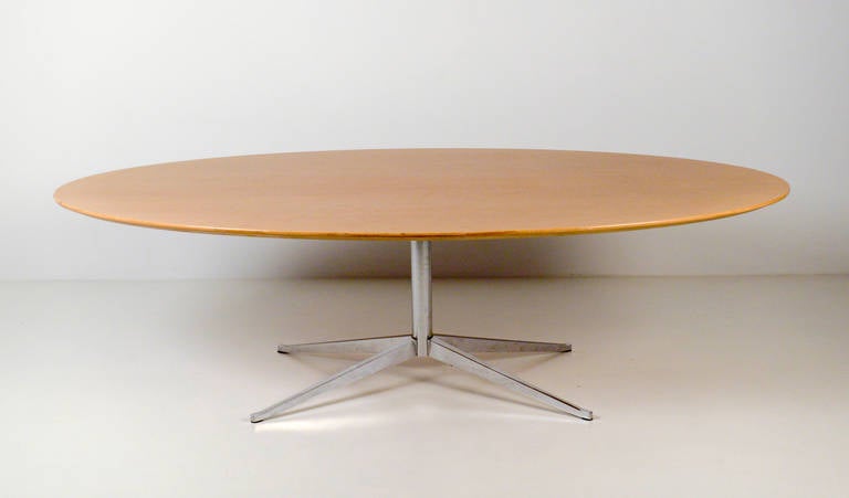 Dining table.
Designed by Florence knoll for Knoll international.

l: 242cm w: 136 cm h: 71 cm.

Oak top.

Good original condition.