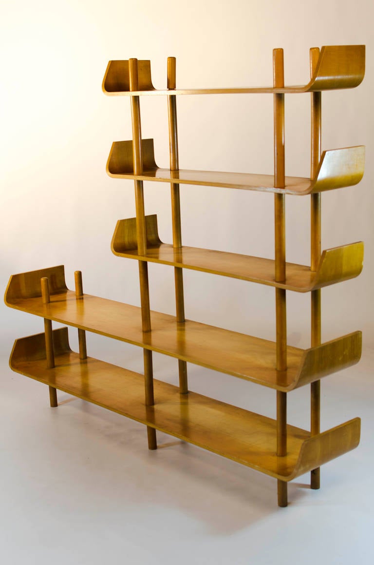 Nice plywood beech bookcase.
Designed by Willem Lutjens for Gouda Den Boer, Netherlands, 1953.