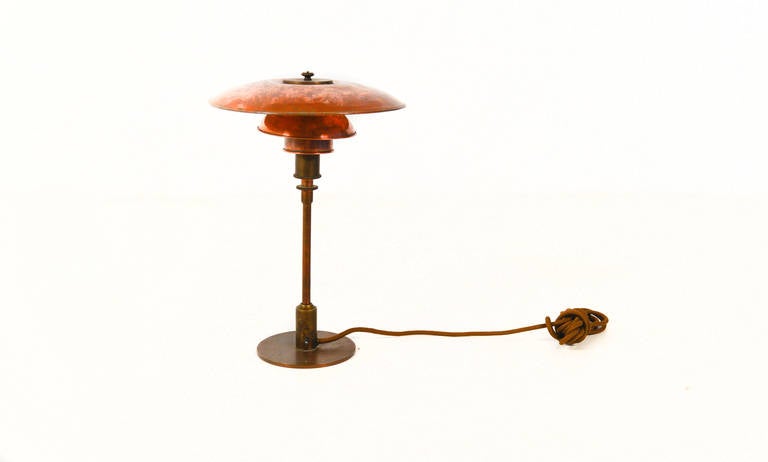 Rare PH3/2 table lamp made in copper.
Designed by Poul Henningsen for Louis poulsen.
Marked 'Patented'.
From around 1929-1930
43cm high, 30 cm dia.
Good condition, nice patina.

See my Storefront for more PH lamps !!