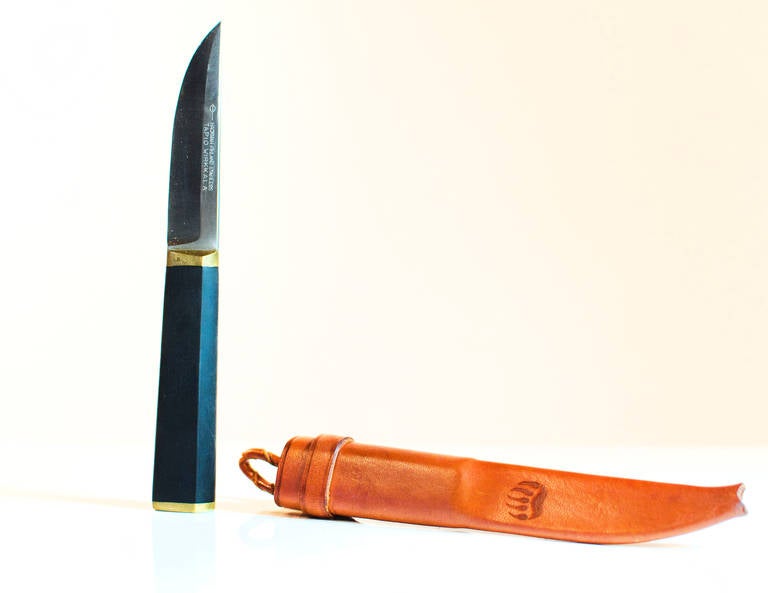 Rare Tapio Wirkkala knife.
Made by Hackman, Finland in 1961.

Knife is about 18 cm Long

Good condition.
