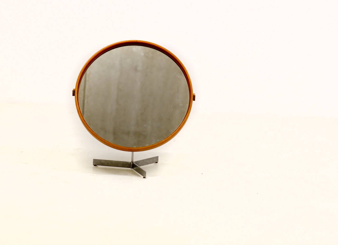 Beautiful and large 22 inch OAK tabletop mirror by Uno and Östen Kristiansson for Luxus, Sweden.
Mirror rotates and tilts on steel frame.
Marked with 'LUXUS'.

Height 52, Diameter 45 cm.