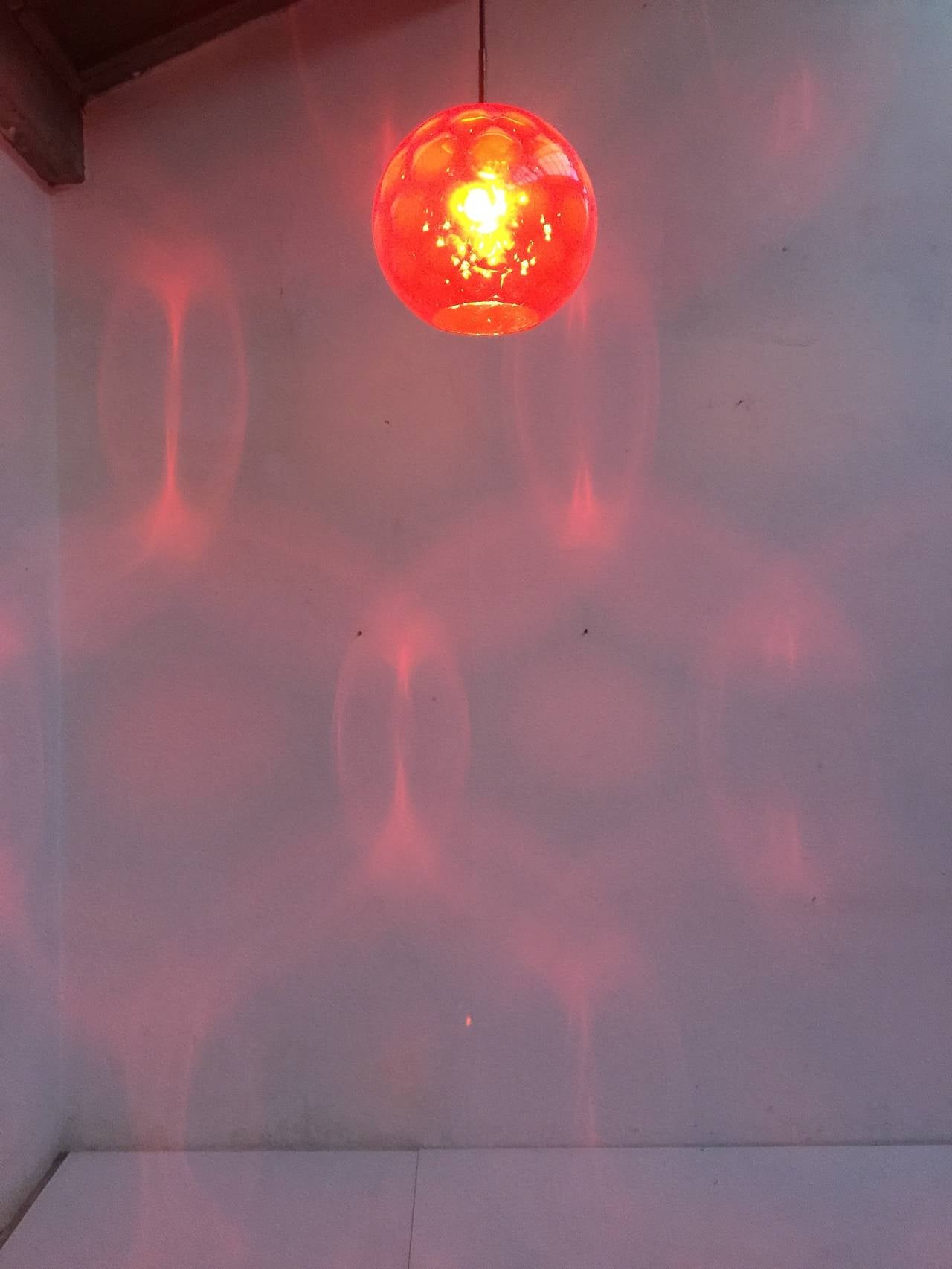 Mid-Century Modern Pendentif en verre de cristal à facettes rouges et laiton de Carl Fagerlund pour Orrefors en vente