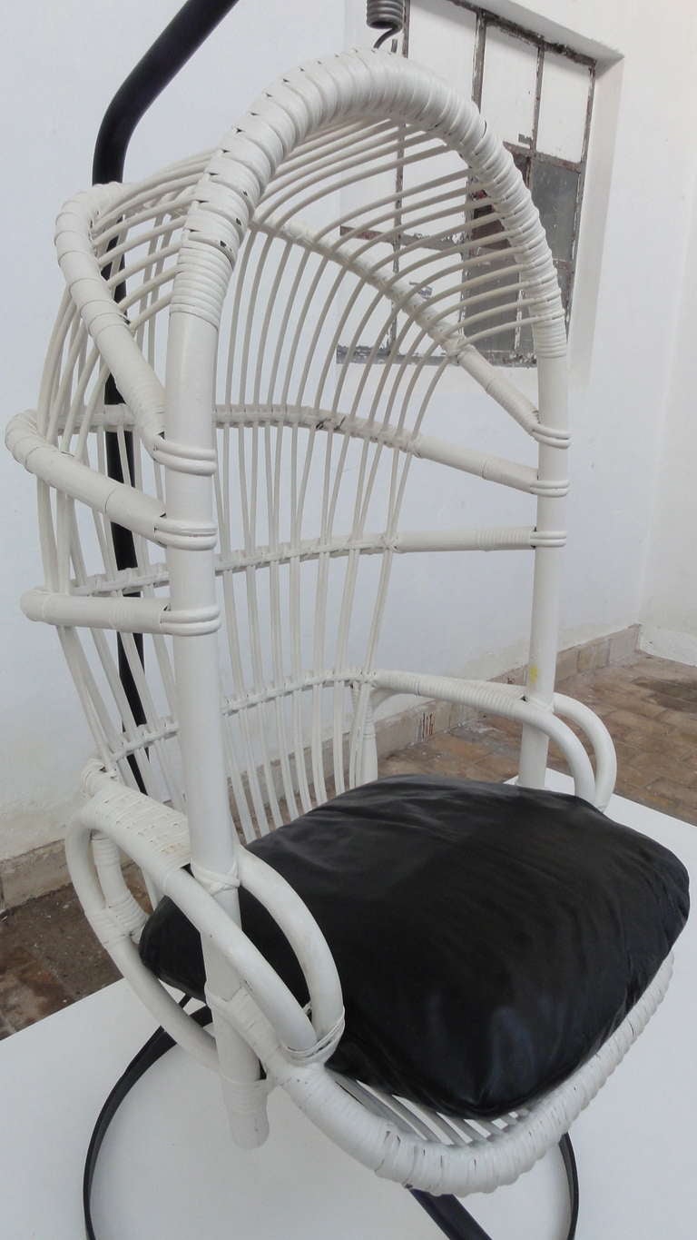 Mid-Century Modern Icone des années 60, chaise perroquet suspendue à canne blanche avec structure en métal par Rohe Noordwolde The Netherlands en vente