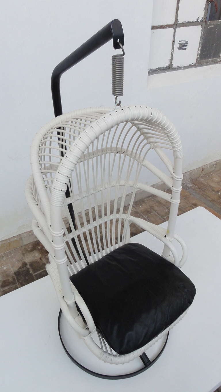 Néerlandais Icone des années 60, chaise perroquet suspendue à canne blanche avec structure en métal par Rohe Noordwolde The Netherlands en vente