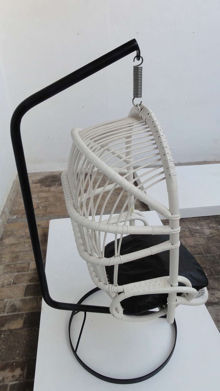 Icone des années 60, chaise perroquet suspendue à canne blanche avec structure en métal par Rohe Noordwolde The Netherlands Bon état - En vente à bergen op zoom, NL