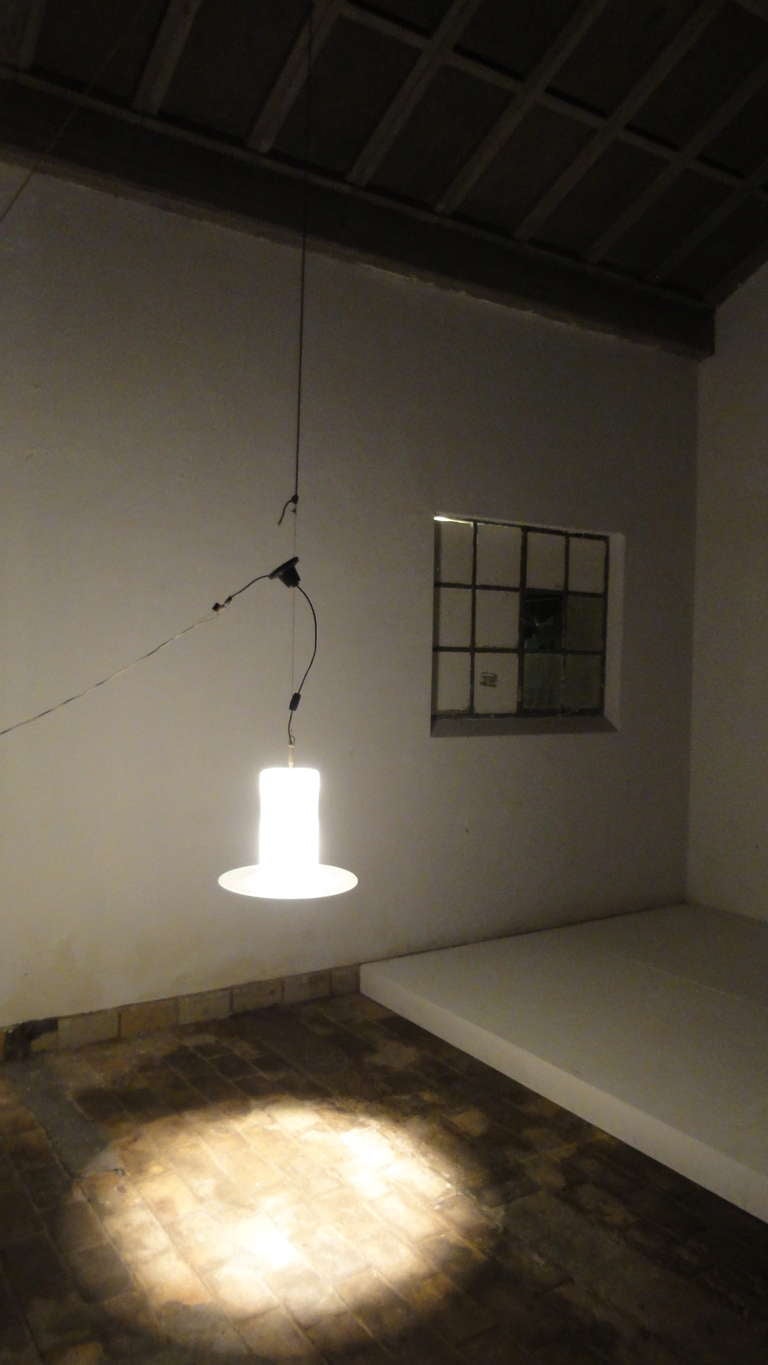 Impresionante colgante cilíndrico en espiral de vidrio blanco Vistosi de Alessandro Pianon, Italia Años 60 Vidrio