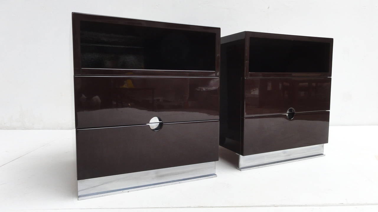 Supremely elegant pair of 'MB16' nightstands by famed Italian architect, Luigi Caccia Dominioni, finished in the original chic dark brown high quality polished lacquer and still retaining the original 1960s Italian caster wheels to the rear. These