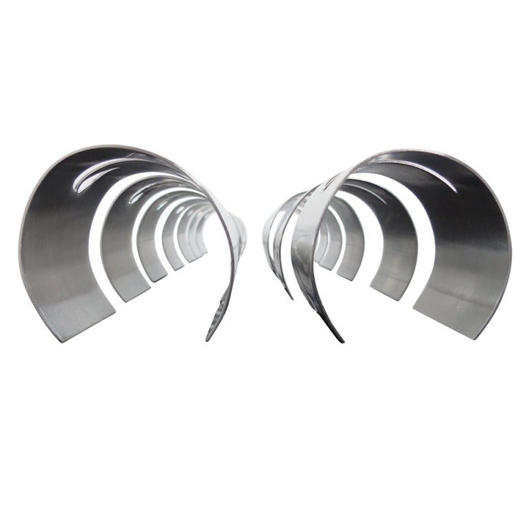 Beautiful stainless steel sculptural form nap rings designed by Sir Terence Conran for the iconic supersonic air liner Concorde in 1968. 

100 pieces in their original British Airways carton box (image 9)

Unique and historic bespoke piece of