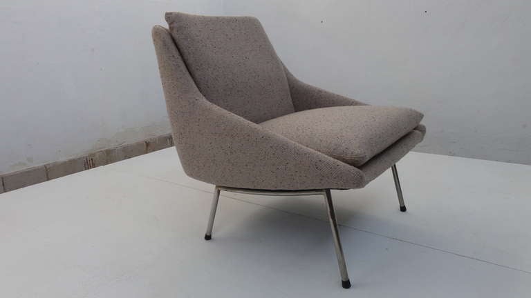 Wonderful example of the rare and supremely elegant  1956 '800' series lounge chair by J.A. Motte for Steiner,France. One of Motte's rarer forms the 800 series chair cam in two versions, a cheaper variant with enamelled black legs and a deluxe