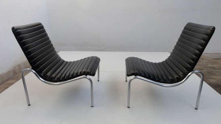 A stunning pair of 703 lounge chairs by designer Kho Liang ie made by manufacturer STABIN in Woerden Holland.

STABIN was a steel construction company who produced interiors for busses and trains in the 1960's.

When they acquired a new machine that