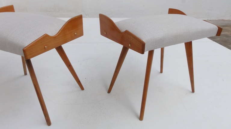 A very nice pair of Italian 50's hockers or to be used as dress boy in a bedroom.
Typical 50's Italian design in the style of Carlo Mollino or Gio Ponti
New upholstery with a top quality Ploeg fabric.