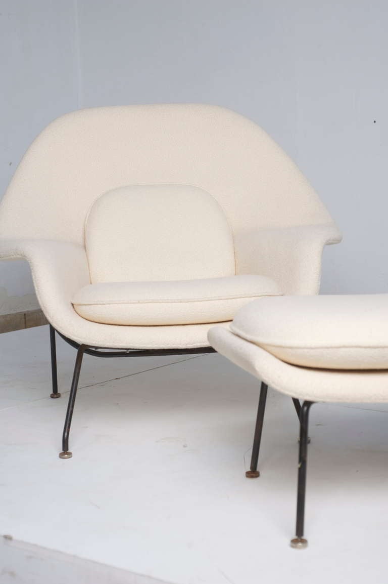 1950's original Knoll USA edition of the Womb Chair with ottoman.
This chair was reupholstered 5 years ago by an former employe  of the Knoll upholstery department in who started his own upholstery company in Chicago.

The Womb chair is a real
