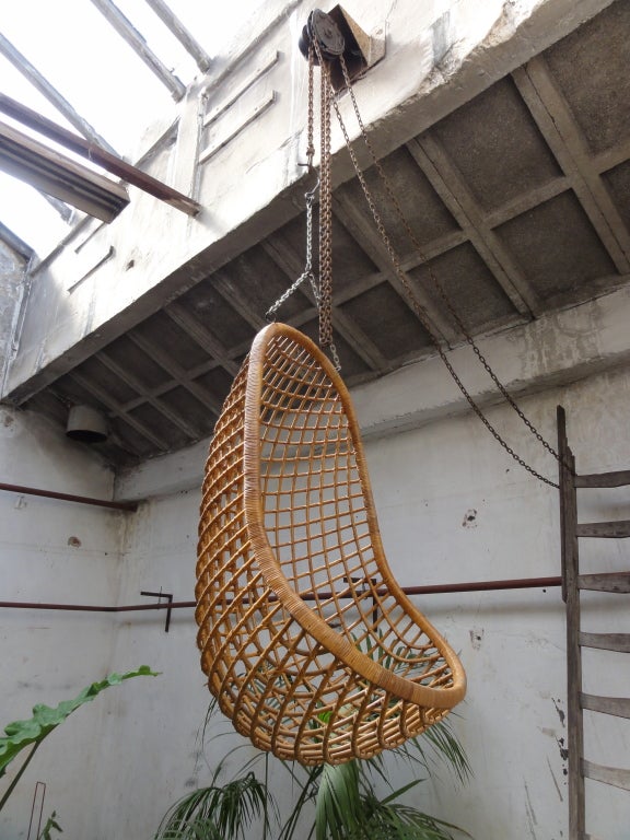 An Iconic sixties rattan hanging chair
The rattan industry in Holland was concentrated in Noordwolde and evolved in the 1950's
Imported rattan from Dutch colony Indonesia was processed by hand into modern furniture pieces
Dirk van Sliedrecht was