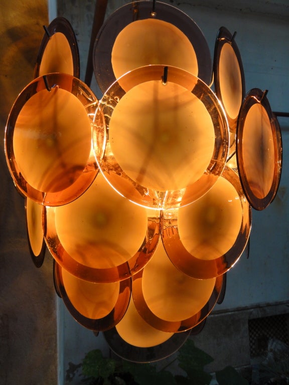Vistosi chandelier with 5 rows of nice clear purple and white Murano glass discs.
Chromed metal fixture.
All original seventies with an ambient bohemian light .