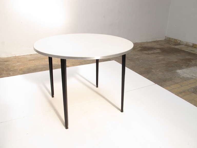 Friso kramer rare round ''Reform'' dining table Ahrend De Cirkel