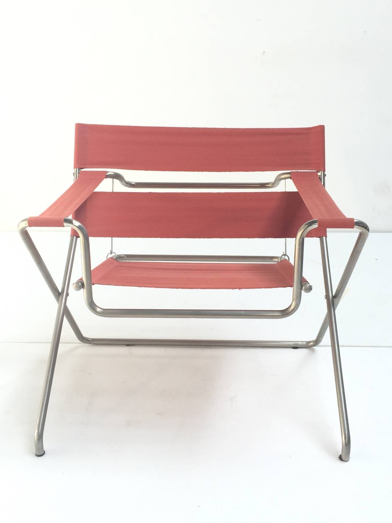 Diese Design-Ikone aus der Bauhaus-Periode (Originalentwurf von 1927) wurde 1968 von einem engagierten niederländischen Kunst- und Designsammler erworben.

Er hat ein vernickeltes, faltbares Rohrgestell mit roter Eisengarn-Polsterung

Klappstuhl