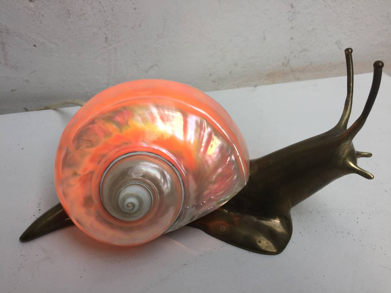 Amazing French 'Escargot' Light Sculpture in Bronze and Mother-of-Pearl, 1950 In Good Condition In bergen op zoom, NL