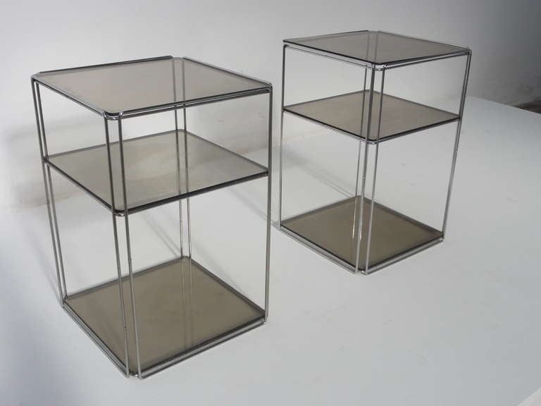 Sehr seltenes Paar von  Beistelltische 'Isocele', entworfen vom französischen Künstler Max Sauze und hergestellt von Group S.A., Frankreich um 1970. Die Struktur besteht aus verchromten Stahlstäben, und beide Tische behalten ihr Original-Rauchglas.
