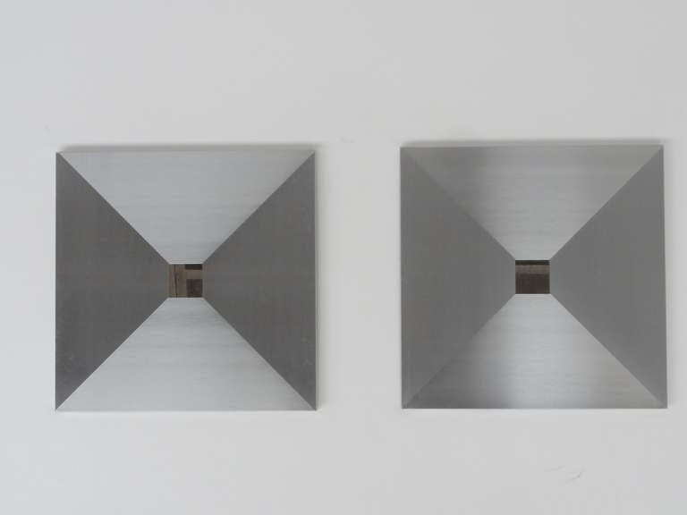 Superbe et super rare  paire de    MORGANA miroirs conçus  par Angelo Cortesi  et Sergio Chiappà -Catto.   Les cadres de ces miroirs sont  finition en aluminium brossé orthogonalement pour créer un magnifique art optique tridimensionnel  jeux de