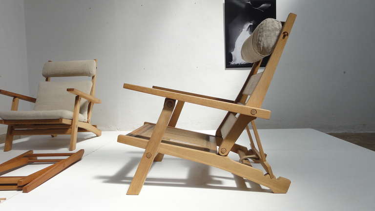 Mid-20th Century Amazing Pair of Hans Wegner AP71 Reclining Lounge Chairs with Rare Ottomans