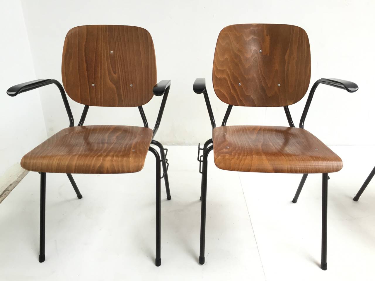 Bakelite Kho Liang Le Stackable and Linkable Chairs with Armrests Model 305 for CAR, 1957 For Sale