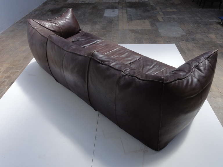 This 3 seater Bambole is a very rare find and there is no other vintage example on the current market

Top Italian quaility production, thick dark brown leather.

(photo 10) A Belgian Diva caused a scandal in Paris while sun bading on a Bambole