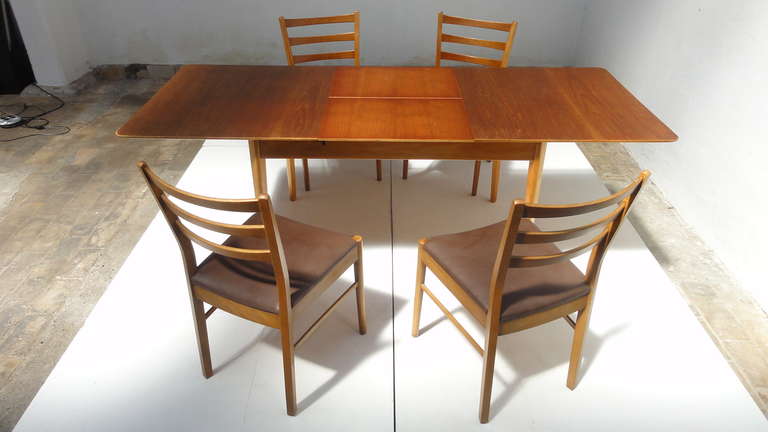 Marvelous dining set by Dutch designer Cees Braakman for UMS Pastoe Utrecht.

Cees Braakman went to the USA just after WorldWar II to discover new technologies that were developed by the industry (Eames, laminated plywood)
He used these new found