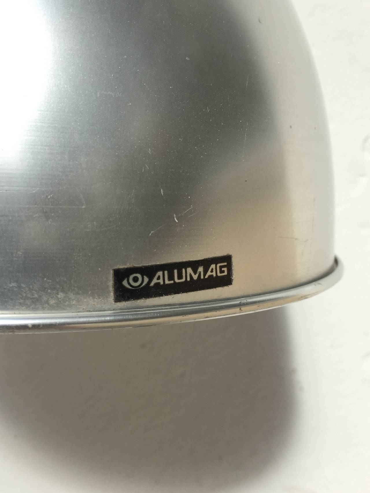 Alluminio Splendida lampada industriale svizzera di grandi dimensioni a braccio oscillante Alumag Belmag in vendita