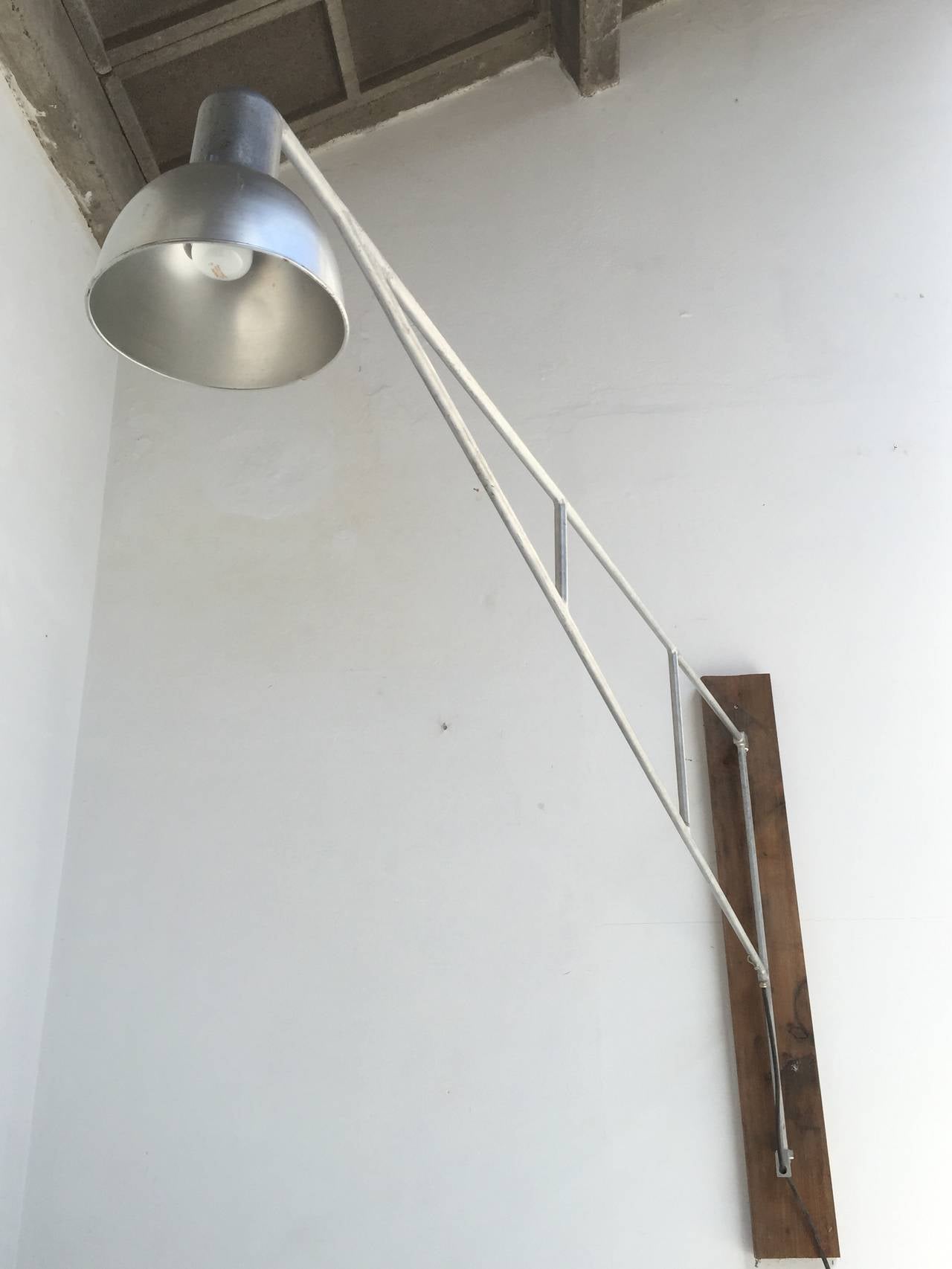 Atemberaubende große Schweizer Industrie Alumag Belmag Swing Jib-Lampe im Zustand „Gut“ im Angebot in bergen op zoom, NL