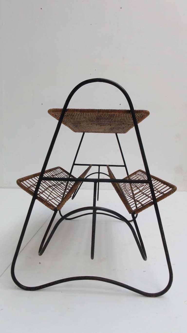 French 1950s Wicker and Metal Side Table or Magazine Rack In Good Condition For Sale In bergen op zoom, NL